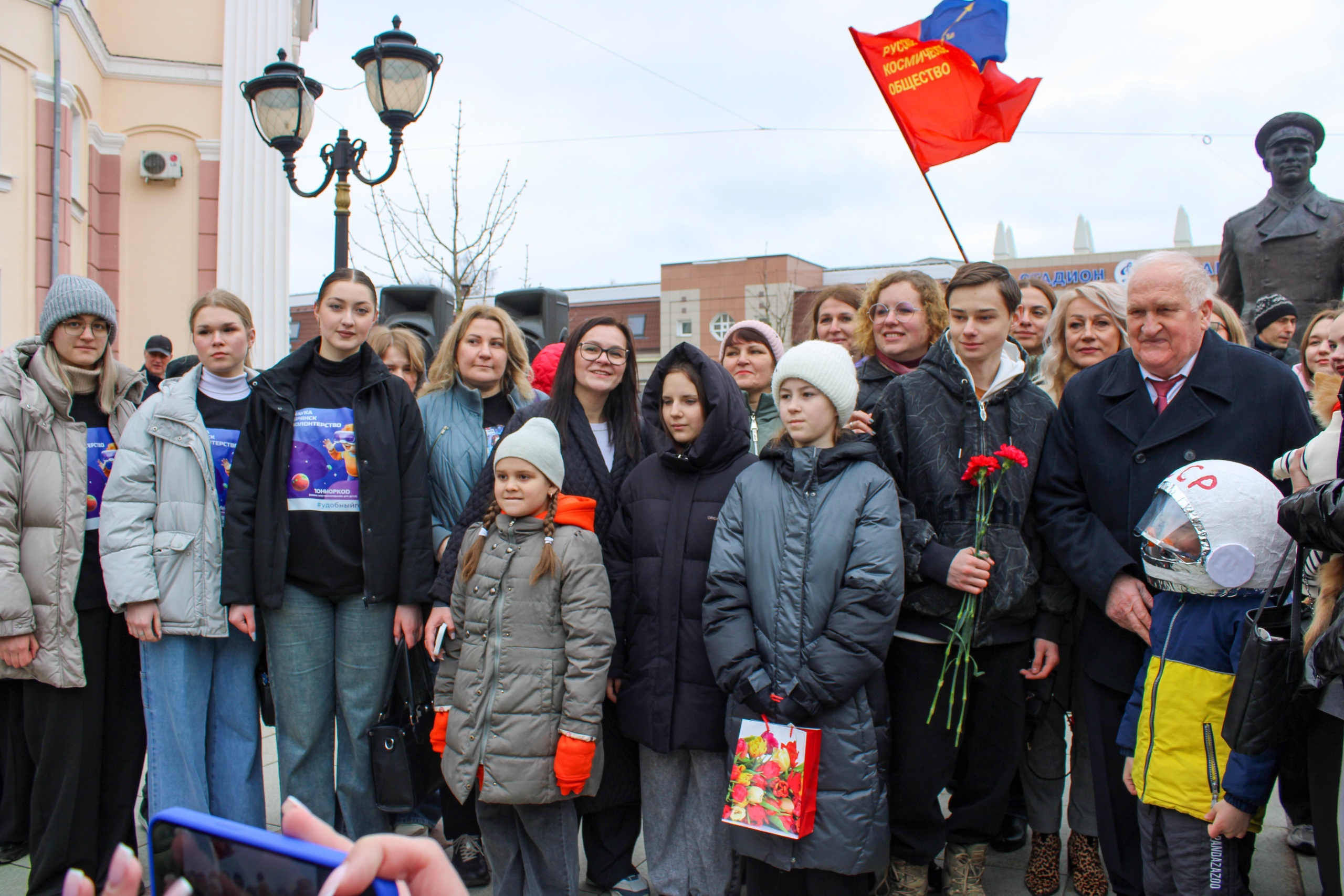 12 апреля мы провели акцию параллельного возложения цветов научных волонтёров Королёв-Брянск.